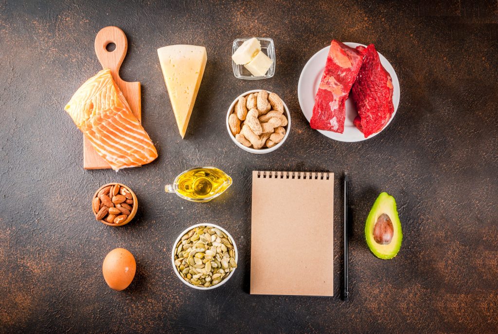 Разные продукты питания и блокнот с ручкой