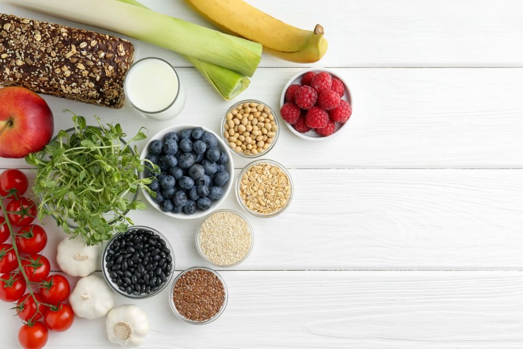 Продукты питания, богатые клетчаткой, на белом фоне